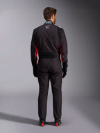 Alpinestars KMX-9 V3 Graphic 3 Suit, kartingdräkt, svart och röd, baksida med stretchpanel i ländryggen och FIA-certifieringsetikett på kragen, stylad med svarta racinghandskar och boots med röda detaljer