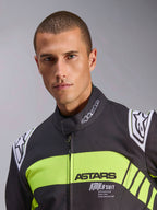 Alpinestars KMX-9 V3 Graphic 3 Suit, kartingoverall, svart och fluorescerande gul, närbildsporträtt med ett fluorescerande gult bröstband med ASTARS- och KMX.9 SUIT-logotyper, Alpinestars-logotyper på axlarna och kragen, professionell racingutrustning
