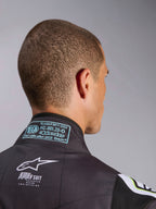 Alpinestars KMX-9 V3 Graphic 3-overall, närbild på kragen bak, visar FIA 8877-2022 Grade 1-homologeringsetikett och vit KMX-9-logotyp på svart material, detalj på racingutrustning för karting