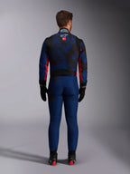 Kartingförare sedd bakifrån iförd KMX-9 V3 Graphic 5 Suit i Navy Red, med ett marinblått och svart grafiskt mönster, röda sidodetaljer och Alpinestars-logotypen på övre delen av ryggen, kombinerat med svarta racinghandskar och skor.