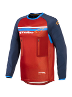 Alpinestars Maxdura Dual Jersey, röd och mörkblå, teknisk adventure-motorcykeltröja med mesh-torso, två bröstfickor med dragkedja, Alpinestars-logotyp med blå och vita ränder samt långa nötningsbeständiga ärmar.