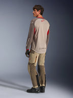 Alpinestars Maxdura Dual Jersey i Aluminum Walnut, baksida av äventyrsmotorcykeltröja med ventilerande mesh-torso och röda detaljer, matchad med tekniska äventyrsbyxor och svarta stövlar