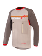 Alpinestars Maxdura Dual Jersey, motorcykeltröja för adventure och dual-sport, Aluminum Walnut och brun, torso i mesh med nötningsresistenta ärmar, dubbla bröstfickor med dragkedja, orange rand och Alpinestars-logotyp på bröstet, röda detaljer på krage och ärmslut