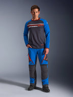 Alpinestars Maxdura Dual Jersey, motorcykeltröja, mörkgrå och kungsblå, torso i helmesh med vadderade ärmar och bröstfickor med dragkedja, vit och orange Alpinestars-logotyp, bärs med matchande äventyrsbyxor och svarta stövlar