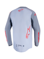 Alpinestars Maxdura Dual Jersey, bakifrån, mellangrå och mörkgrå, med röda Alpinestars-logotyper på ryggen och ärmarna, meshkonstruktion på bålen och förlängd drop-tail bakkant.