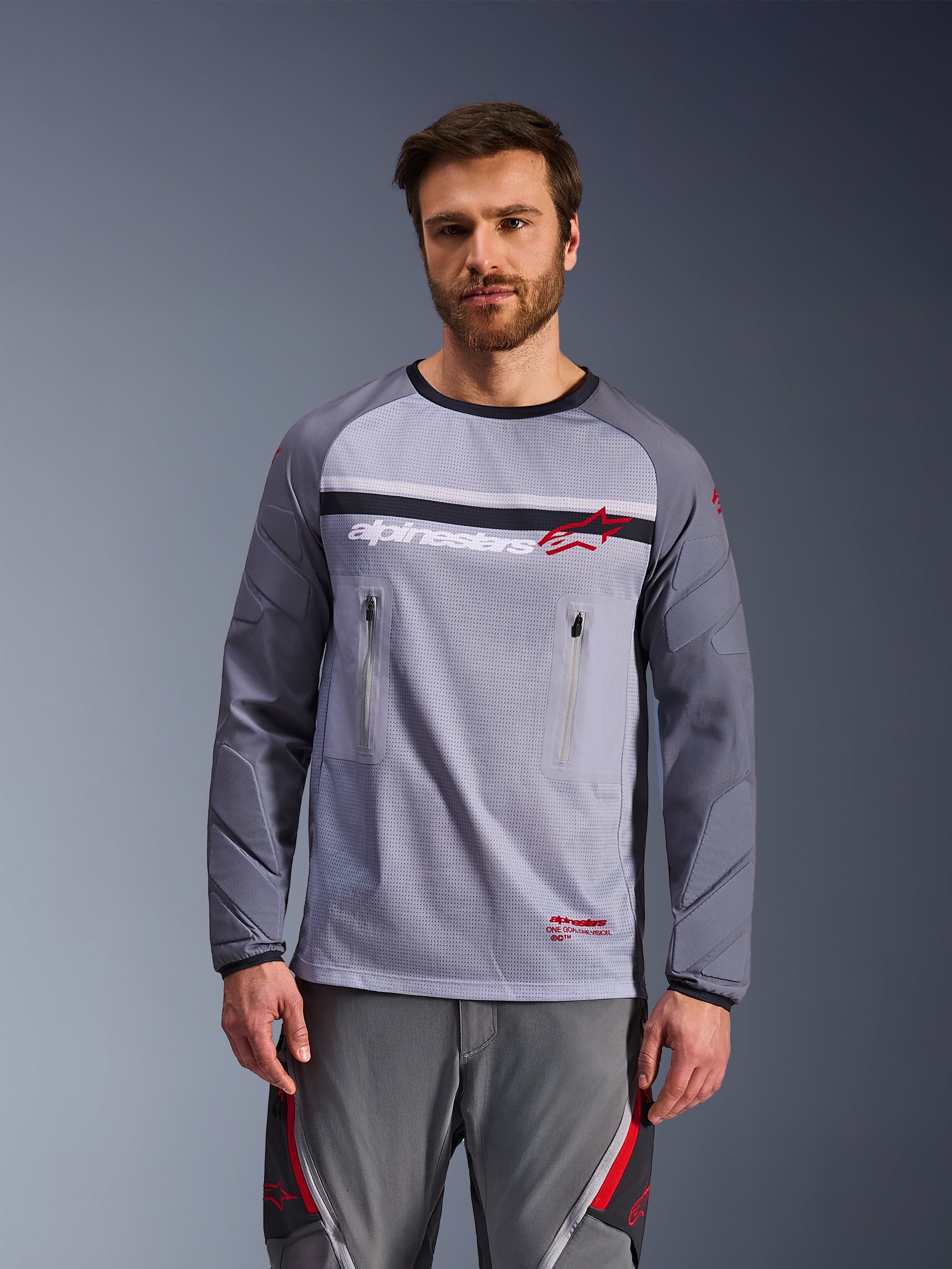 Alpinestars Maxdura Dual Jersey, äventyrströja för motorcykel, mellangrå och mörkgrå, med nätbål, bröstfickor med dragkedja och nötningsresistenta vadderade ärmar, vit och röd logotyp på bröstet, äventyrsutrustning för terrängkörning
