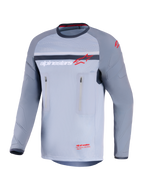 Alpinestars Maxdura Dual Jersey, äventyrströja för motorcykel, mellangrå och mörkgrå, vy framifrån med vertikala bröstfickor med dragkedja, nötningsresistenta ärmar med integrerad vaddering och Alpinestars-logotyp i rött och vitt, prestandautrustning för terrängkörning