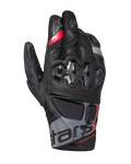 Alpinestars Belize V3 Drystar-handskar, adventure-motorcykelhandskar med kort manschett, svarta med röda och grå detaljer, med hårt knogskydd i ett hexagonalt mönster, perforerade läderpaneler och "ADVENTURE"-märkning på handleden.