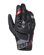 Alpinestars Belize V3 Drystar-handskar, adventure-motorcykelhandskar med kort manschett, svarta med röda och grå detaljer, med hårt knogskydd i ett hexagonalt mönster, perforerade läderpaneler och "ADVENTURE"-märkning på handleden.