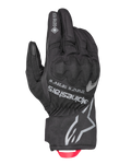 Alpinestars Crestone GORE-TEX isolerade handskar, svarta motorcykelhandskar för touring, vattentät och ventilerande textil på handryggen, integrerat knogskydd, silverfärgad Alpinestars-logotyp och koordinater, röd dragögla