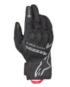 Alpinestars Crestone GORE-TEX isolerade handskar, svarta motorcykelhandskar för touring, vattentät och ventilerande textil på handryggen, integrerat knogskydd, silverfärgad Alpinestars-logotyp och koordinater, röd dragögla