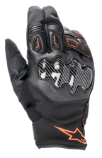 Alpinestars SMX-1 Drystar® handskar, motorcykelhandskar, svarta med röd-fluo accenter, knogskydd med kolfibereffekt, kort manschett, konstruktion i läder och textil, vattentätt Drystar®-membran