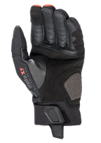 Alpinestars Hyde XT Drystar® XF-handskar, motorcykelhandskar, svarta och Fire Red, vy av handflatan som visar förstärkt konstruktion i syntetisk mocka, Drystar® XF-logotyp vid tummen och justerbar handledsrem