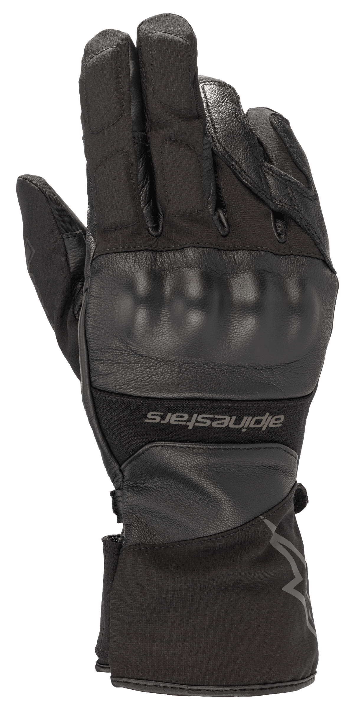 Alpinestars Range 2 In One GORE-TEX-handske med Goregrip-teknik, svart motorcykelhandske, vy av handryggen med ett formgjutet knogskydd, läder- och tygkonstruktion, lång krage med Alpinestars-logotyp, vattentät utrustning för äventyrstouring
