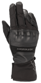 Alpinestars Range 2 In One GORE-TEX-handske med Goregrip-teknik, svart motorcykelhandske, vy av handryggen med ett formgjutet knogskydd, läder- och tygkonstruktion, lång krage med Alpinestars-logotyp, vattentät utrustning för äventyrstouring