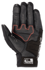 Alpinestars Honda SMX Z Drystar®-handske, mc-handske med kort manschett, svart med klarröd geometrisk söm i handflatan, konstruktion i getläder med förstärkningar i mocka, pekskärmskompatibla fingertoppar och Alpinestars Protects-logotyp på manschetten.