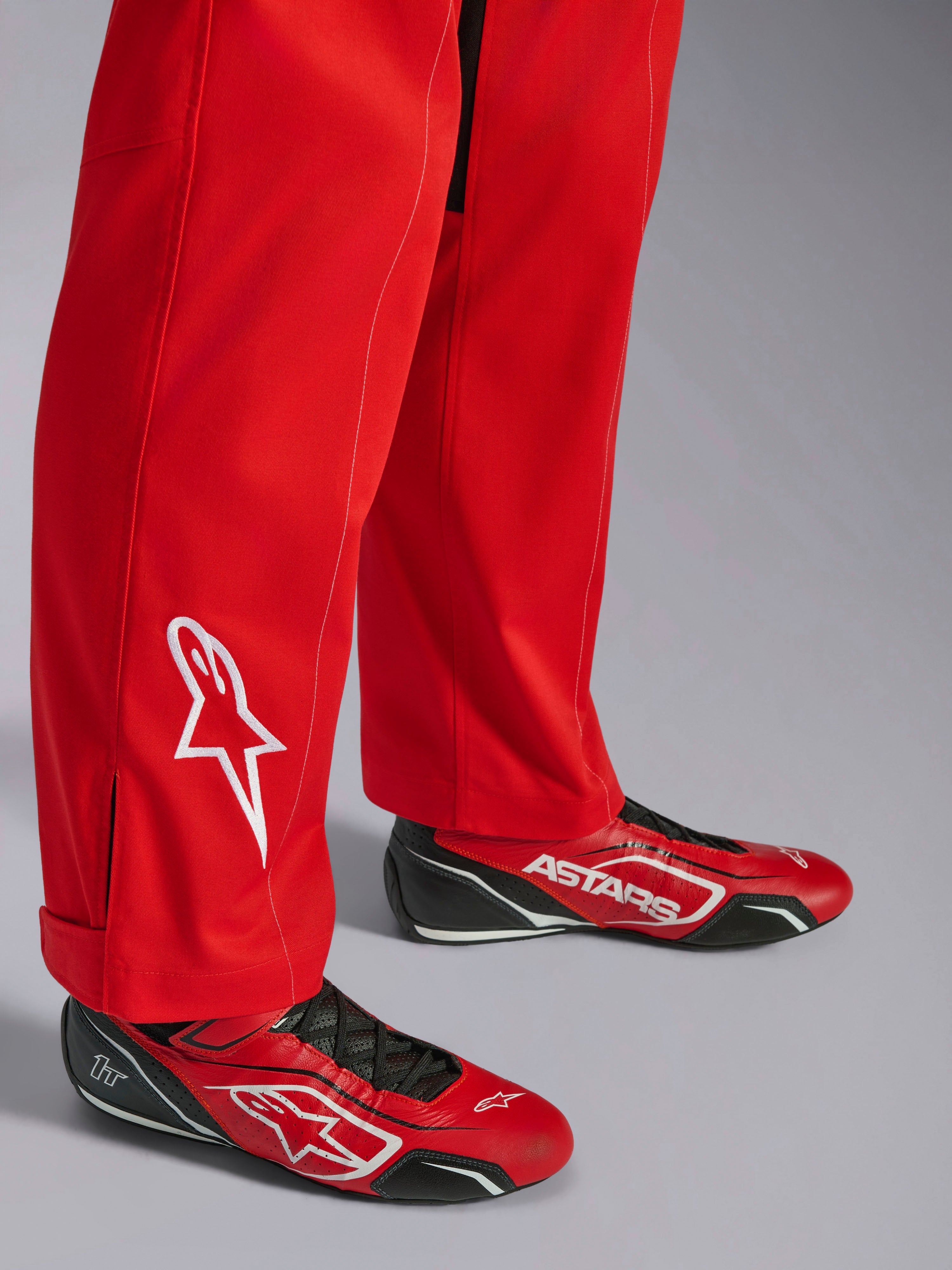 Alpinestars Kart Indoor V2 Overall, röd, detalj på underbenet med vit broderad stjärnlogotyp, bärs med matchande röda och svarta kartingskor, enkellagers poly-bomullstwill för rekreationsracing