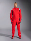 Alpinestars Kart Indoor V2 Suit, röd kartingoverall i ett stycke som bärs med matchande röda handskar och racingskor, med vita logotyper på axlar och ben, svarta detaljer och en strömlinjeformad design för rekreationskarting