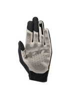 Alpinestars Sim Gloves Graphic 3, SIM-racinghandskar, handflata i ljusgrått Nanofront®-tyg med svart 3D-prickat greppmönster, pekskärmskompatibla fingertoppar och andningsbar perforerad konstruktion för virtuell racing.