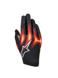 Alpinestars Sim Gloves Graphic 3, simracinghandskar, svarta med flammönster i klarrött och varmgult, vit stjärnlogotyp, perforerade fingrar för ventilation, lätt och flexibel konstruktion för virtuell racing