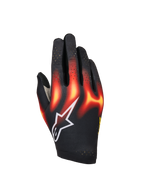 Alpinestars Sim Gloves Graphic 3, simracinghandskar, svarta med flammönster i klarrött och varmgult, vit stjärnlogotyp, perforerade fingrar för ventilation, lätt och flexibel konstruktion för virtuell racing