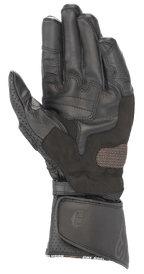 Alpinestars SP-8 V3 läderhandskar, svarta, vy av handflatan som visar förstärkta greppytor, perforerad tumme och justerbar kardborrestängning vid manschetten, högpresterande skydd för motorcykelracing