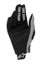 Alpinestars 2025 Radar Pro-handskar, motocrosshandskar, svarta med grå detaljer, handflata med 'ONE GOAL ONE VISION' tryckt på fingrarna, syntetiskt mockamaterial, minimalistisk design för terrängkörning