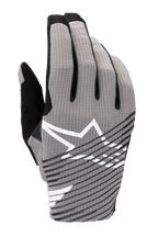 Alpinestars 2025 Radar Pro-handskar, motocrosshandskar, grå med svarta och vita detaljer, med ventilerande handrygg i 4-vägs stretchmesh, vit stjärnlogotyp, svart diagonalt randig design, minimalistisk racingstil för hög prestanda