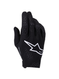 Alpinestars Supertech MX-handskar, motocrosshandskar, svarta och vita, vy av handryggen med en stor vit Astars-logotyp, laserperforeringar för ventilation, sömlös ergonomisk design för terrängkörning