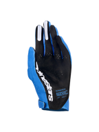 Alpinestars Supertech MX-handskar, motocrosshandskar, Ucla Blue och Deep Blue med vita detaljer, handflatsvy som visar svart perforerat material, vit Alpinestars-logotyp, silikongrepp på fingrarna och teknisk text, professionell racingutrustning för terrängkörning