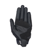 Alpinestars SP X 3-handskar, svartvita motorcykelhandskar, vy från handflatan som visar perforerat läder för ventilation, överdrag i syntetiskt läder för förbättrat grepp och hållbarhet, förstärkta slagzoner och kort manschettdesign med en vit Alpinestars-logotyp på dragfliken.