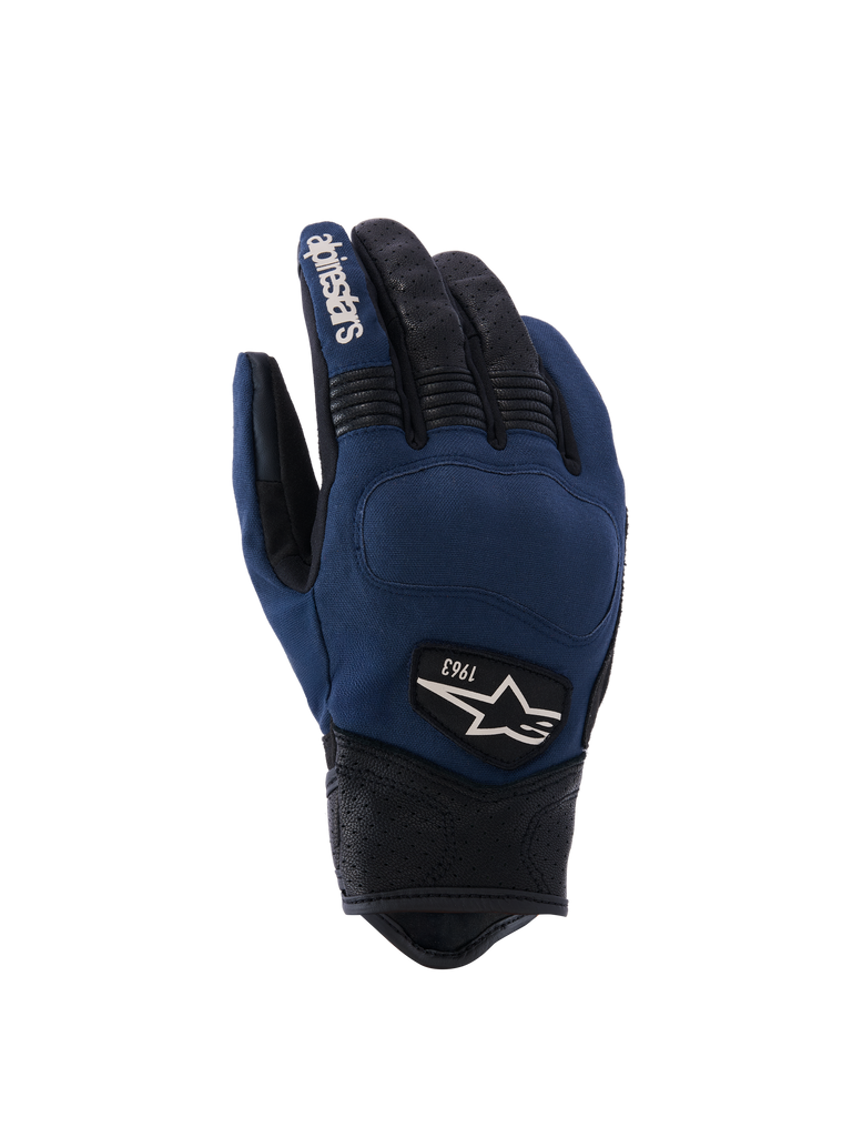 Alpinestars Tracker Gloves, motorcykelhandskar, blå och svarta, texturerad yta med perforerade fingrar, vit logotyp och "1963" på handryggen, förstärkta knogar, syntetläder och tyg, ergonomisk design