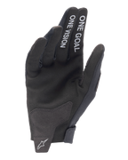 Alpinestars 2025 Radar-handskar, motocrosshandskar, svarta, vy av handflatan med vit text 'ONE GOAL' och 'ONE VISION' på fingrarna, handflata i syntetmocka, vit stjärnlogotyp på den sömlösa handledsstängningen, minimalistisk design för terrängkörning