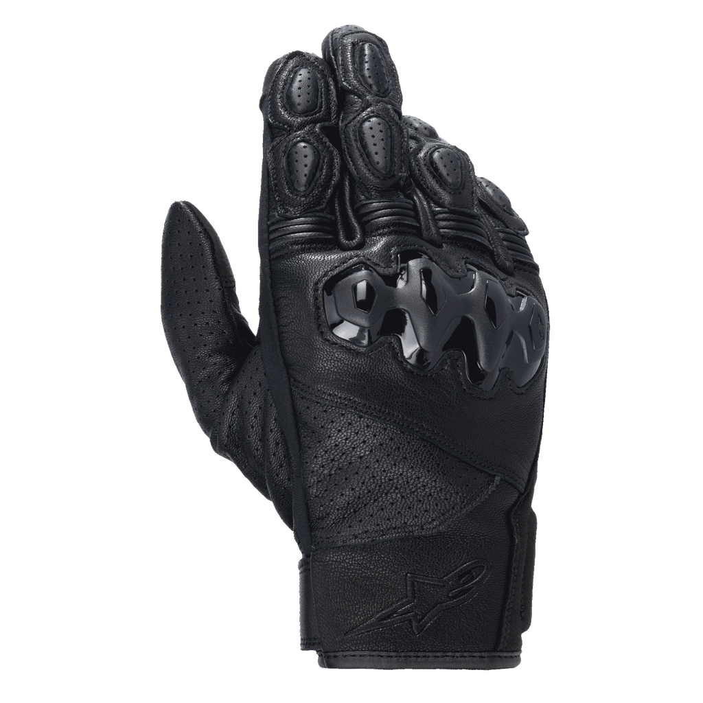 Alpinestars Celer V3 handskar, svarta motorcykelhandskar i läder med kort manschett, med hårt PU-knogskydd och perforerade läderpaneler, designade för landsvägs- och stadskörning med präglad logotyp