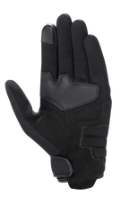 Alpinestars Honda Copper Glove, svart, handflatsvy av urban motorcykelhandske med konstruktion i syntetisk mocka, förstärkt handflata, pekskärmskompatibel fingertopp och kardborreknäppning vid handleden.