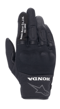Alpinestars Honda Copper Glove, svart urban motorcykelhandske, texturerad mesh-konstruktion, vit text 'Honda Motor Co. Ltd. Est. 1948' på pekfingret, 'HONDA'-logotyp och Alpinestars-stjärna på handleden, hårt knogskydd, lätt utrustning för landsvägskörning