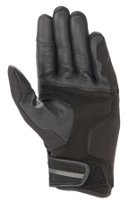 Alpinestars Chrome-handskar, motorcykelhandskar, färgkombinationen Black Forest, vy av handflatan med förstärkt läder- och syntetmockakonstruktion, tummepanel i mesh, kort manschett med justerbar kardborrestängning och reflexdetaljer