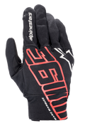 Alpinestars Aragon-handske, urban motorcykelhandske, svart och klarröd, med stor stiliserad MM93-grafik och Marc Marquez-signatur på handleden, vit Alpinestars-logotyp, stretchtextil för lätt vikt och god andningsförmåga.