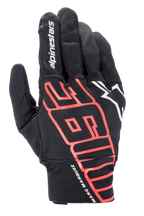 Alpinestars Aragon-handske, urban motorcykelhandske, svart och klarröd, med stor stiliserad MM93-grafik och Marc Marquez-signatur på handleden, vit Alpinestars-logotyp, stretchtextil för lätt vikt och god andningsförmåga.
