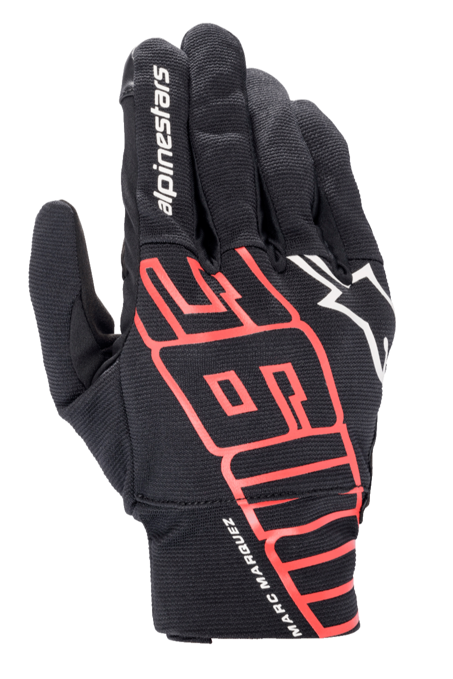 Alpinestars Aragon-handske, urban motorcykelhandske, svart och klarröd, med stor stiliserad MM93-grafik och Marc Marquez-signatur på handleden, vit Alpinestars-logotyp, stretchtextil för lätt vikt och god andningsförmåga.