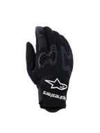 Alpinestars Manti Air handskar, motorcykelhandskar, svarta med vit Alpinestars-logotyp och text på handleden, ventilerande mesh och texturerat honeycomb-knogskydd, lättviktsdesign för äventyrskörning under sommaren