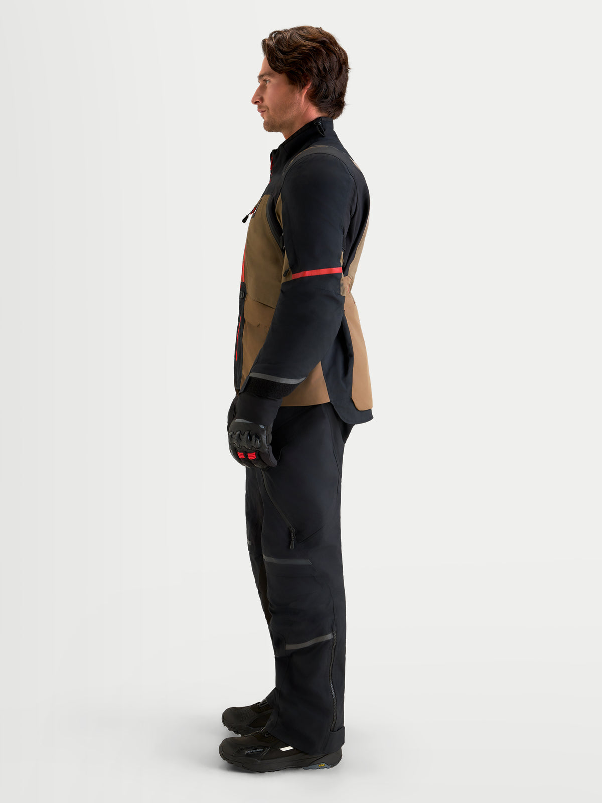 Alpinestars St-7 V2 2L Gore-Tex jacka, äventyrsmotorcykeljacka för herr i valnötsbrun och svart med vattentät GORE-TEX-konstruktion, visad i profil på en modell