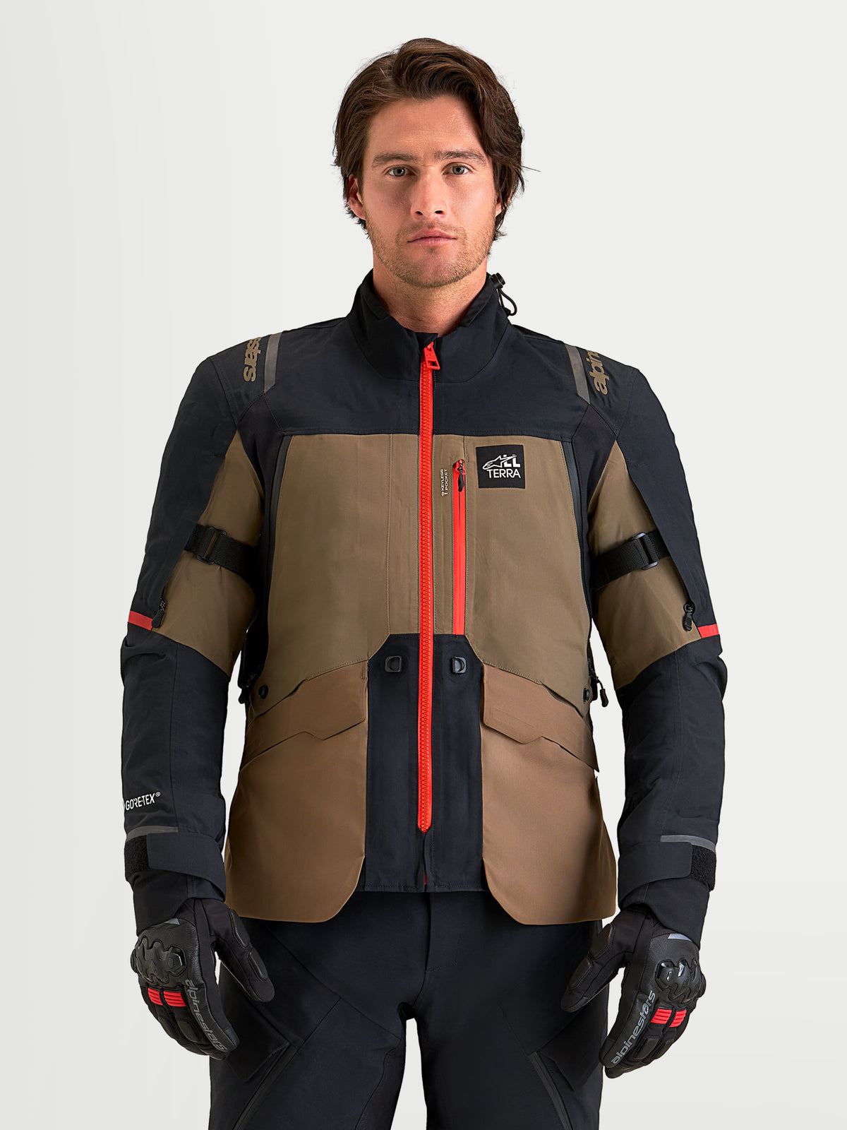 Alpinestars St-7 V2 2L Gore-Tex jacka, äventyrsmotorcykeljacka för herr, brun och svart med vattentät GORE-TEX-konstruktion, klarröd central dragkedja och CE-certifierat skydd, bärs av en manlig modell