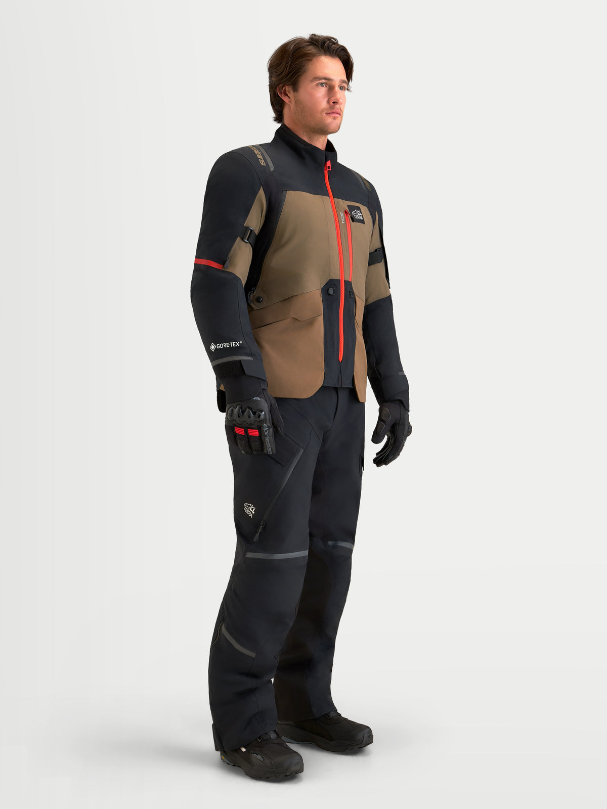 Alpinestars St 7 V 2 2 L Gore Tex jacka, äventyrsmotorcykeljacka för herr, valnötsbrun och svart med röda detaljer, bärs av en modell
