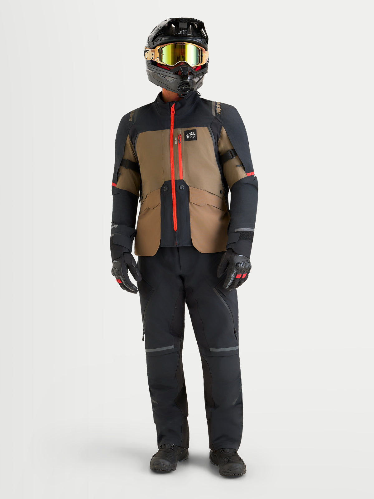 Alpinestars St 7 V 2 2 L Gore Tex jacka, valnötsbrun och svart äventyrsmotorcykeljacka för herr med vattentät GORE-TEX-konstruktion och direkta ventilationsöppningar, buren av en modell i full utrustning