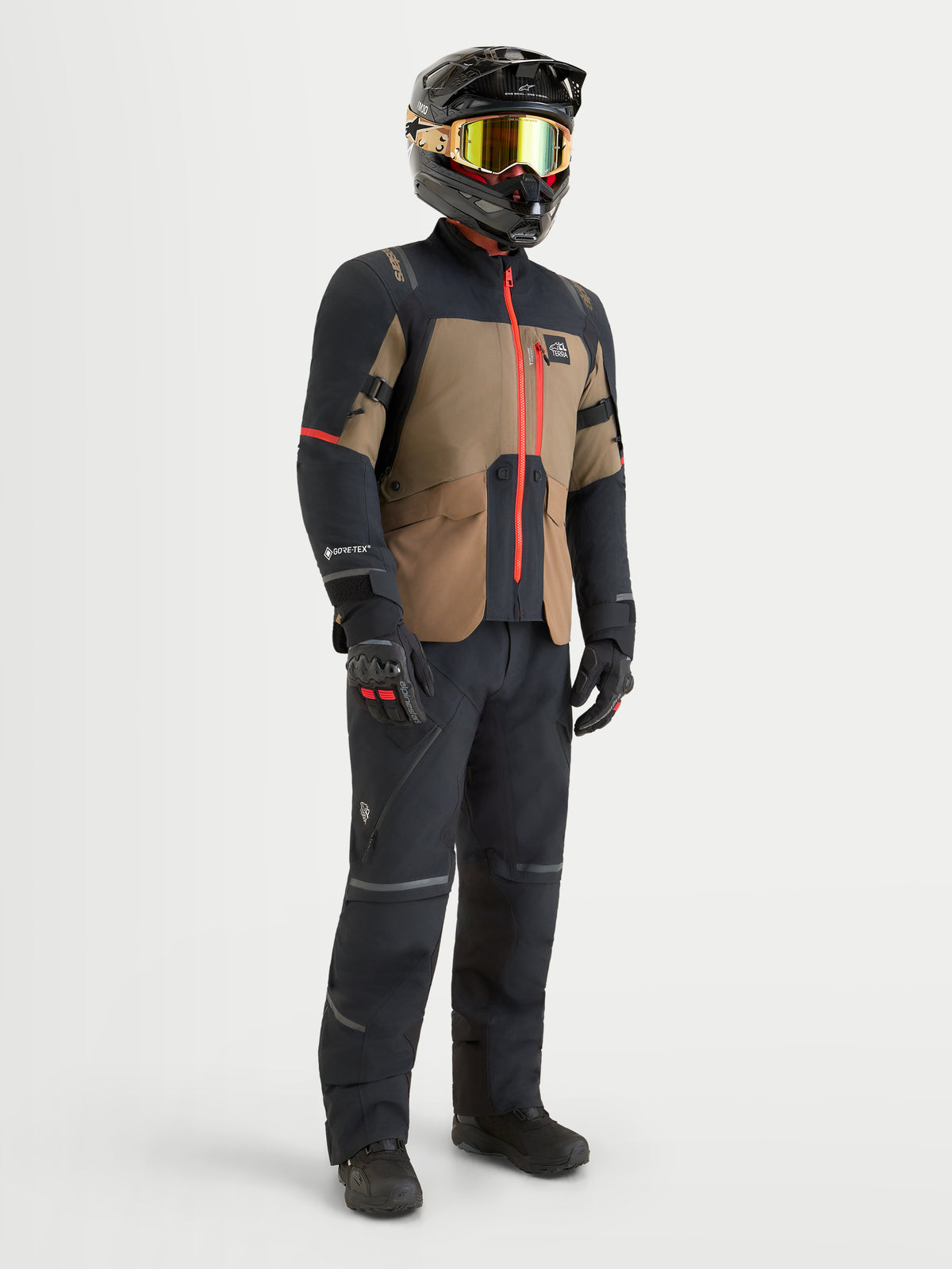 Alpinestars St 7 V 2 2 L Gore Tex jacka, äventyrsmotorcykeljacka för herr i valnötsbrunt och svart med vattentät GORE-TEX-konstruktion och direkta ventilationsöppningar, bärs av en förare i full utrustning