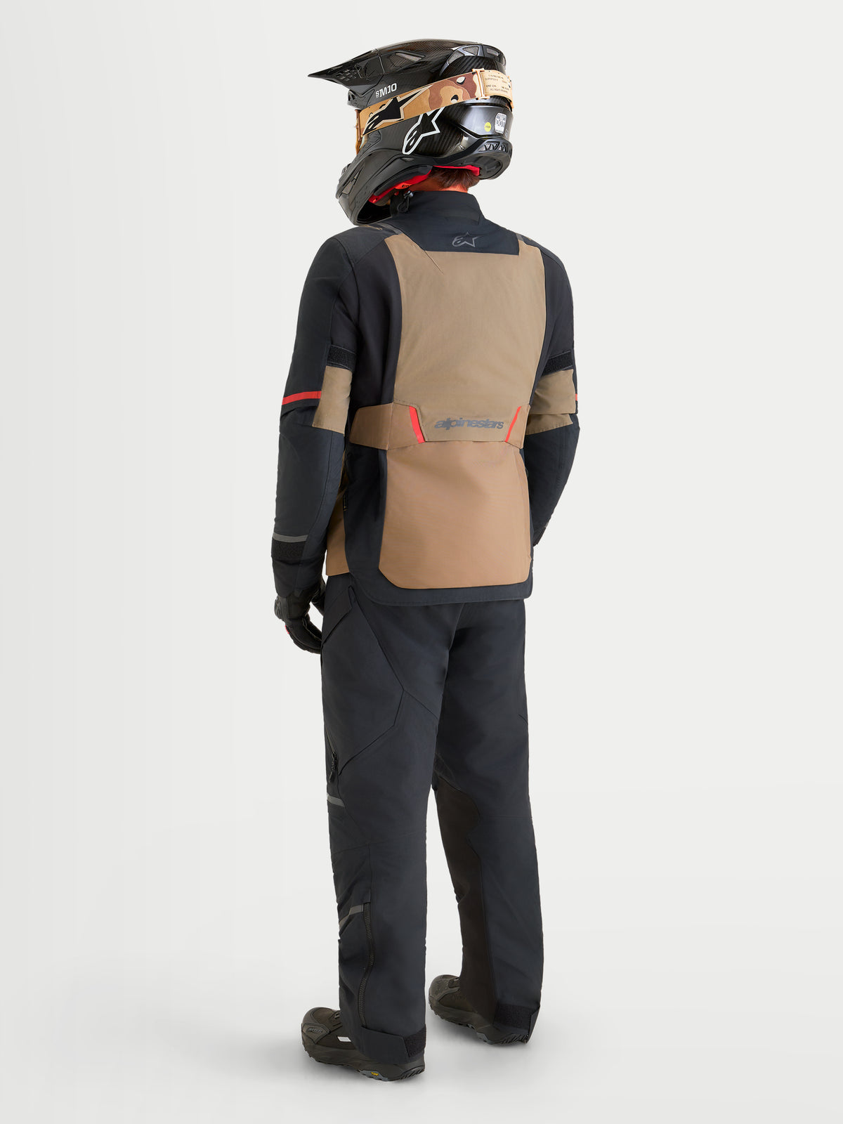 Alpinestars St 7 V 2 2 L Gore Tex jacka, äventyrsmotorcykeljacka för herr, valnötsbrun och svart, vy bakifrån som visar Gore-Tex-skal, bars av en manlig modell i matchande utrustning