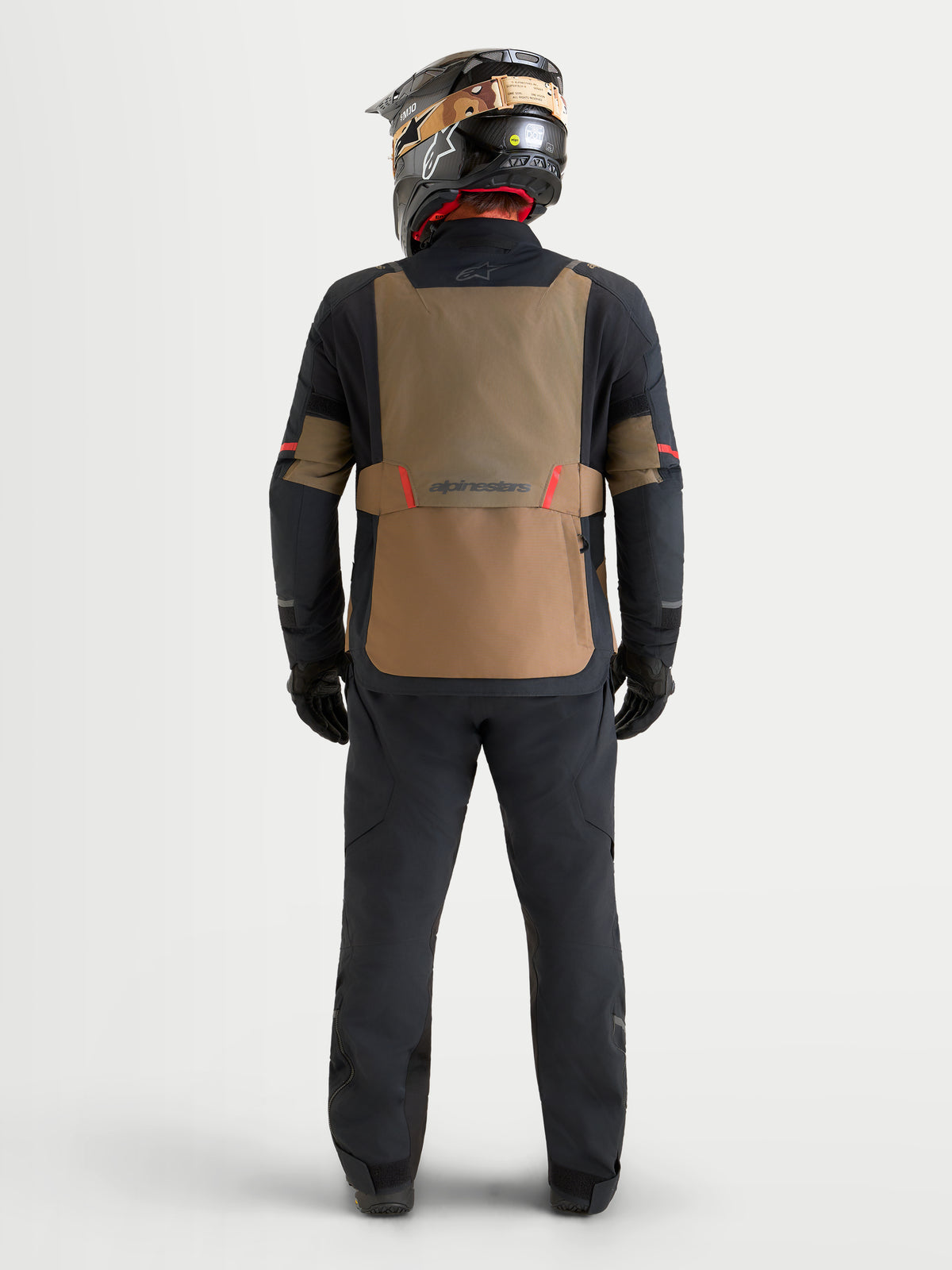 Alpinestars St 7 V 2 2 L Gore-Tex jacka, äventyrsmotorcykeljacka för herr, valnötsbrun och svart, vy bakifrån som visar en manlig modell iförd jackan med matchande hjälm och byxor