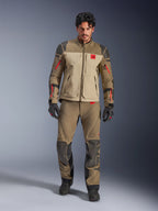 Alpinestars Nazca 3L GORE-TEX PRO-jacka, Walnut Rock Brown, äventyrsjacka för motorcykelkörning som bärs med matchande byxor och handskar, med röda dragkedjedetaljer, 'All Terra'-logotyp på bröstet och robust textilkonstruktion.