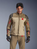 Alpinestars Nazca 3L GORE-TEX PRO Jacket, äventyrs- och touringjacka för motorcykel, Walnut Rock Brown och beige med röda detaljer, med svarta Superfabric-förstärkningar på axlarna och röda dragkedjor på ärmarna, bärs av en förare med matchande utrustning, tekniskt premiumplagg för äventyrskörning